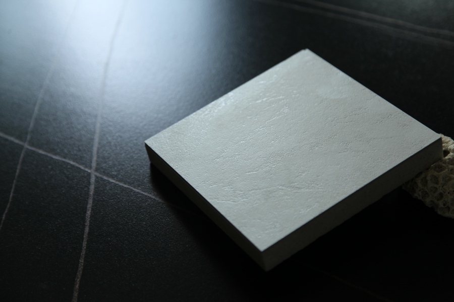 W jaki sposób precyzyjnie grawerowana powierzchnia realizuje naturalne tekstury 3D? Zaprezentowano innowację Beaty w zakresie płytek