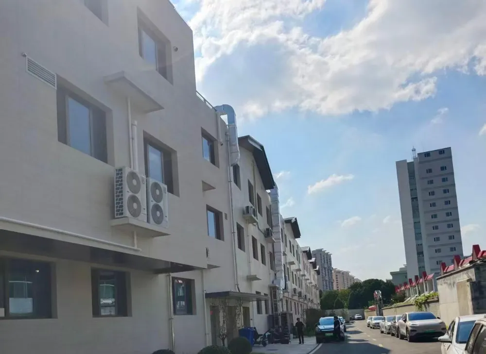 Co sprawia, że ​​płytki porcelanowe o wyglądzie trawertynu idealnie nadają się do dużych projektów komercyjnych?